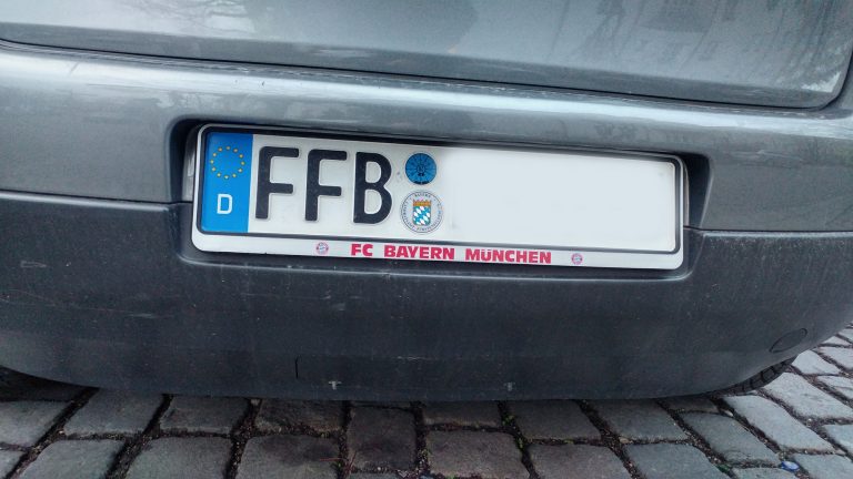 Auto mit dem Kennzeichen FFB