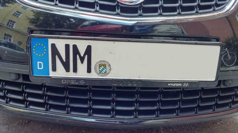 Auto mit dem Kennzeichen NM