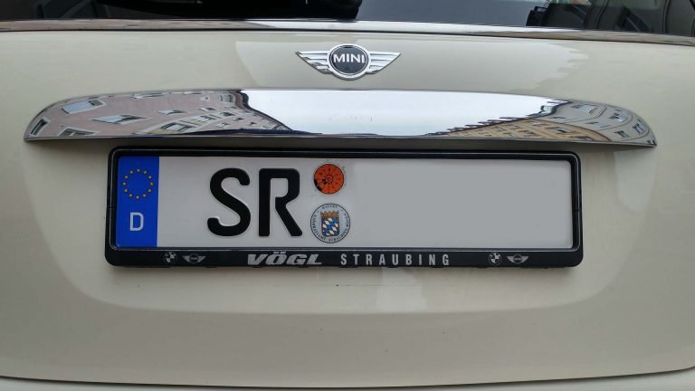 Auto mit dem Kennzeichen SR