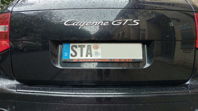 Auto mit dem Kennzeichen STA