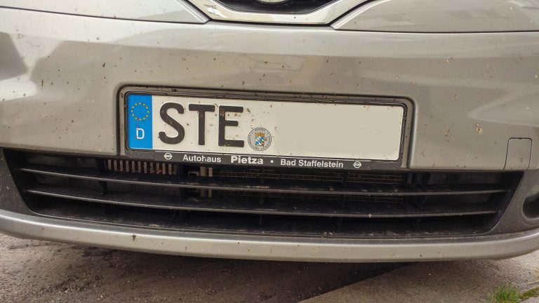 Auto mit dem Kennzeichen STE