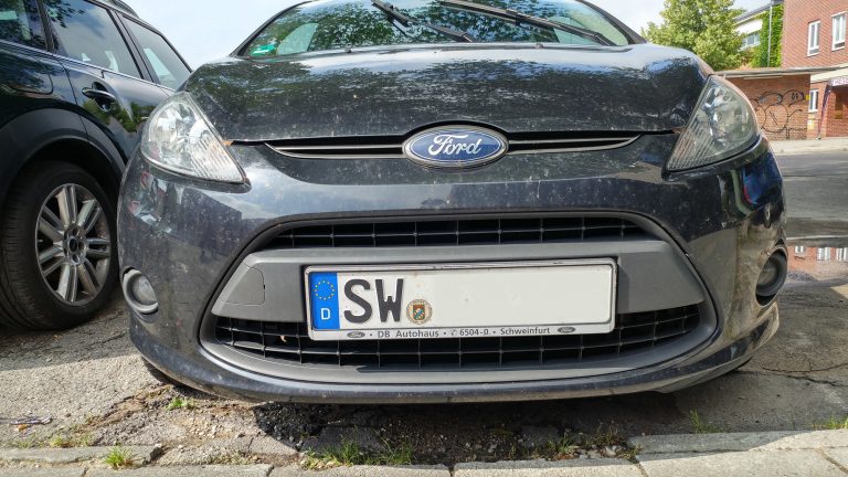 Auto mit dem Kennzeichen SW