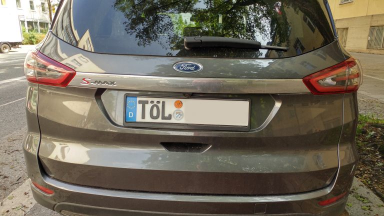 Auto mit dem Kennzeichen TÖL