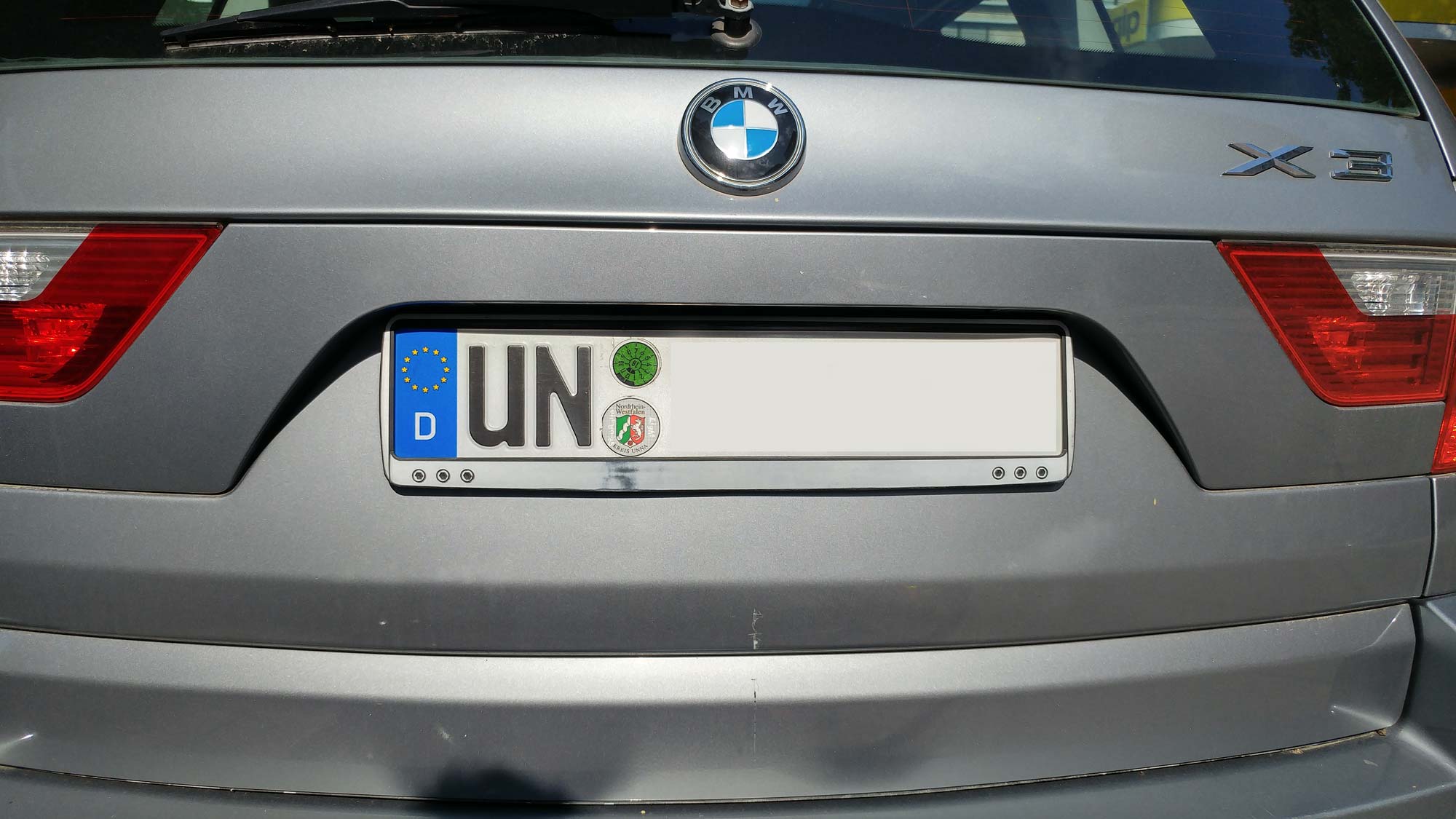 Auto mit dem Kennzeichen UN