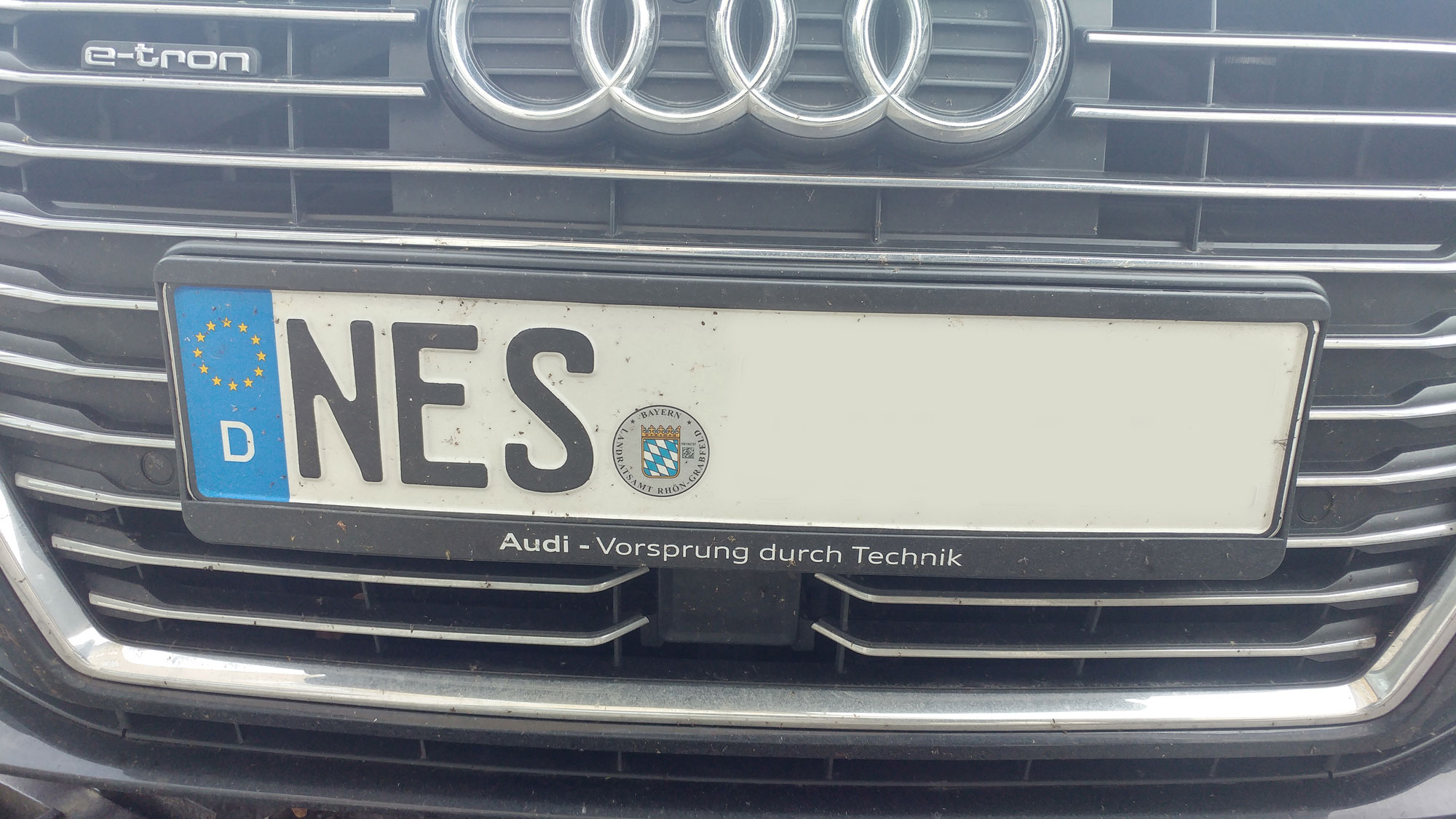 Auto mit dem Kennzeichen NES