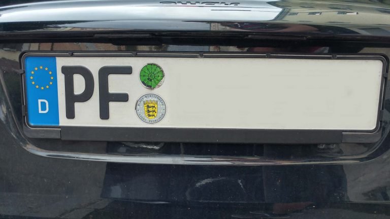 Auto mit dem Kennzeichen PF