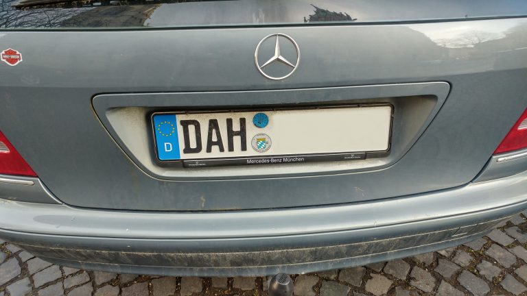 Auto mit dem Kennzeichen DAH