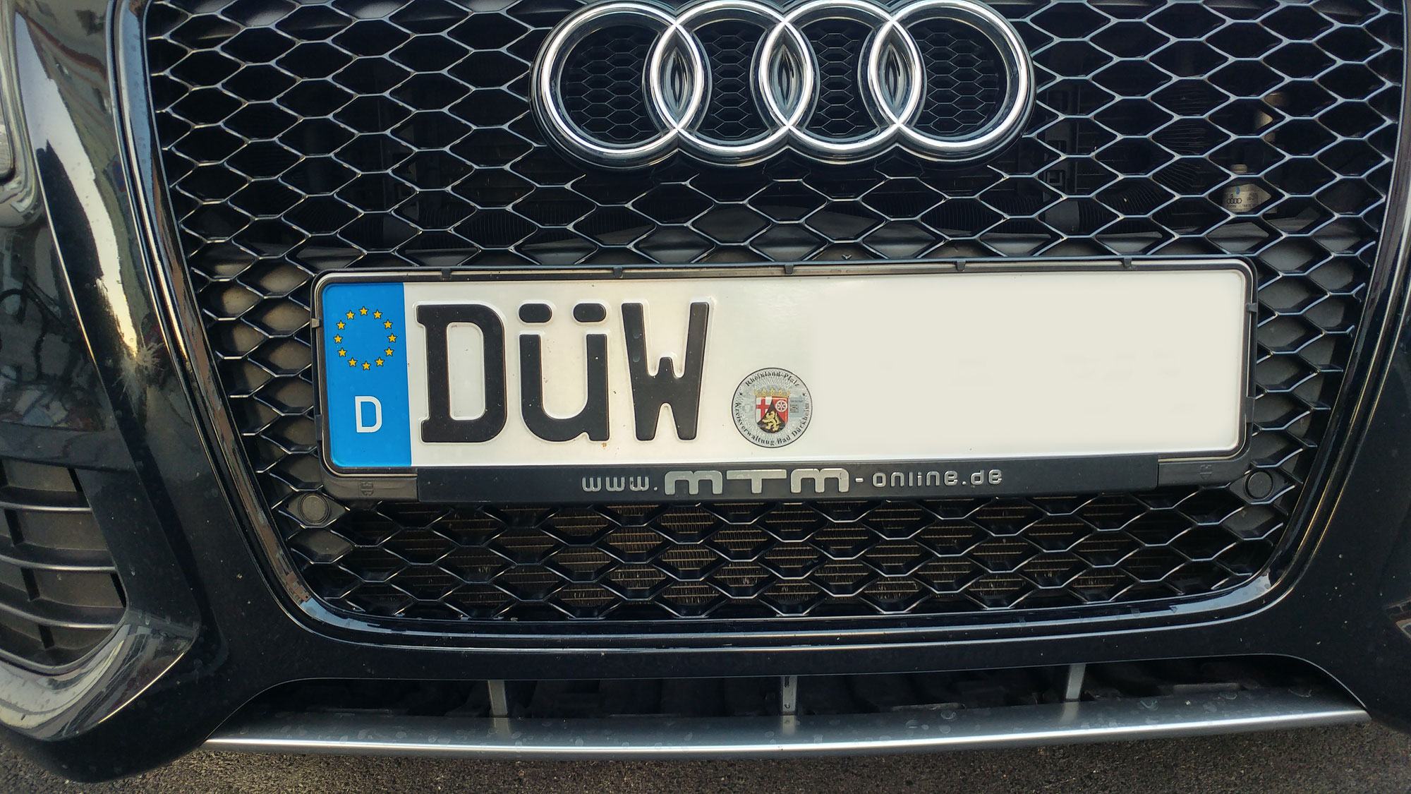 Auto mit dem Kennzeichen DÜW