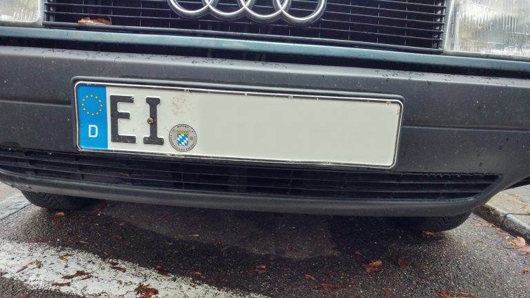 Auto mit dem Kennzeichen EI
