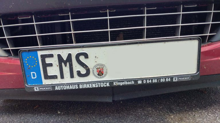 Auto mit dem Kennzeichen EMS