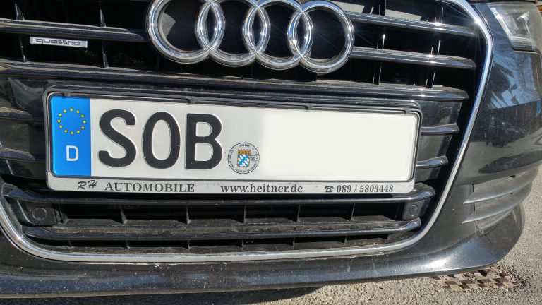 Auto mit dem Kennzeichen SOB