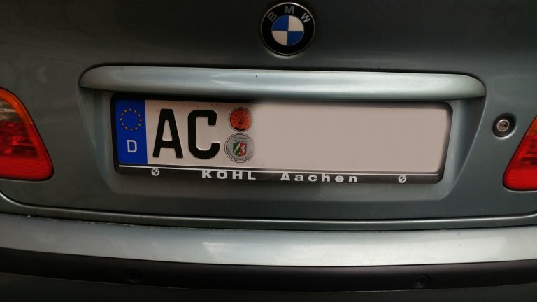 Ein Auto mit dem Kennzeichen AC