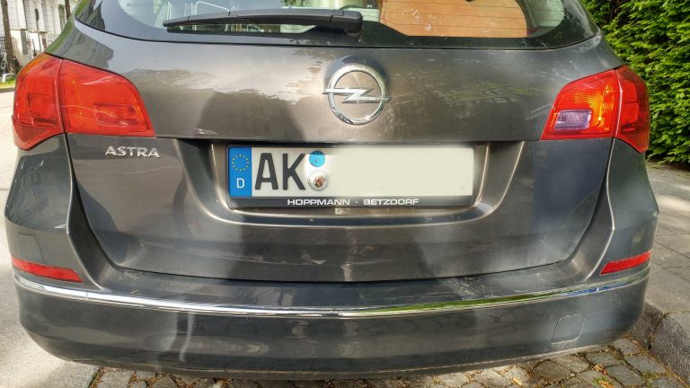 Ein Auto mit dem Kennzeichen AK