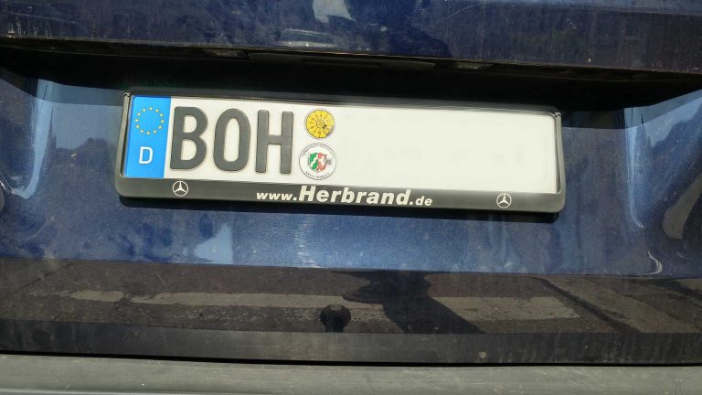 Ein Auto mit dem Kennzeichen BOH