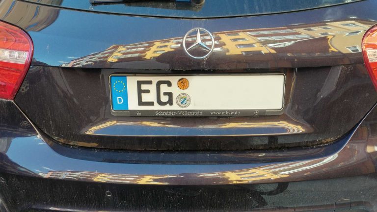 Ein Auto mit dem Kennzeichen EG