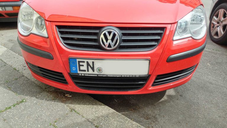 Eine Auto mit dem Kennzeichen EN