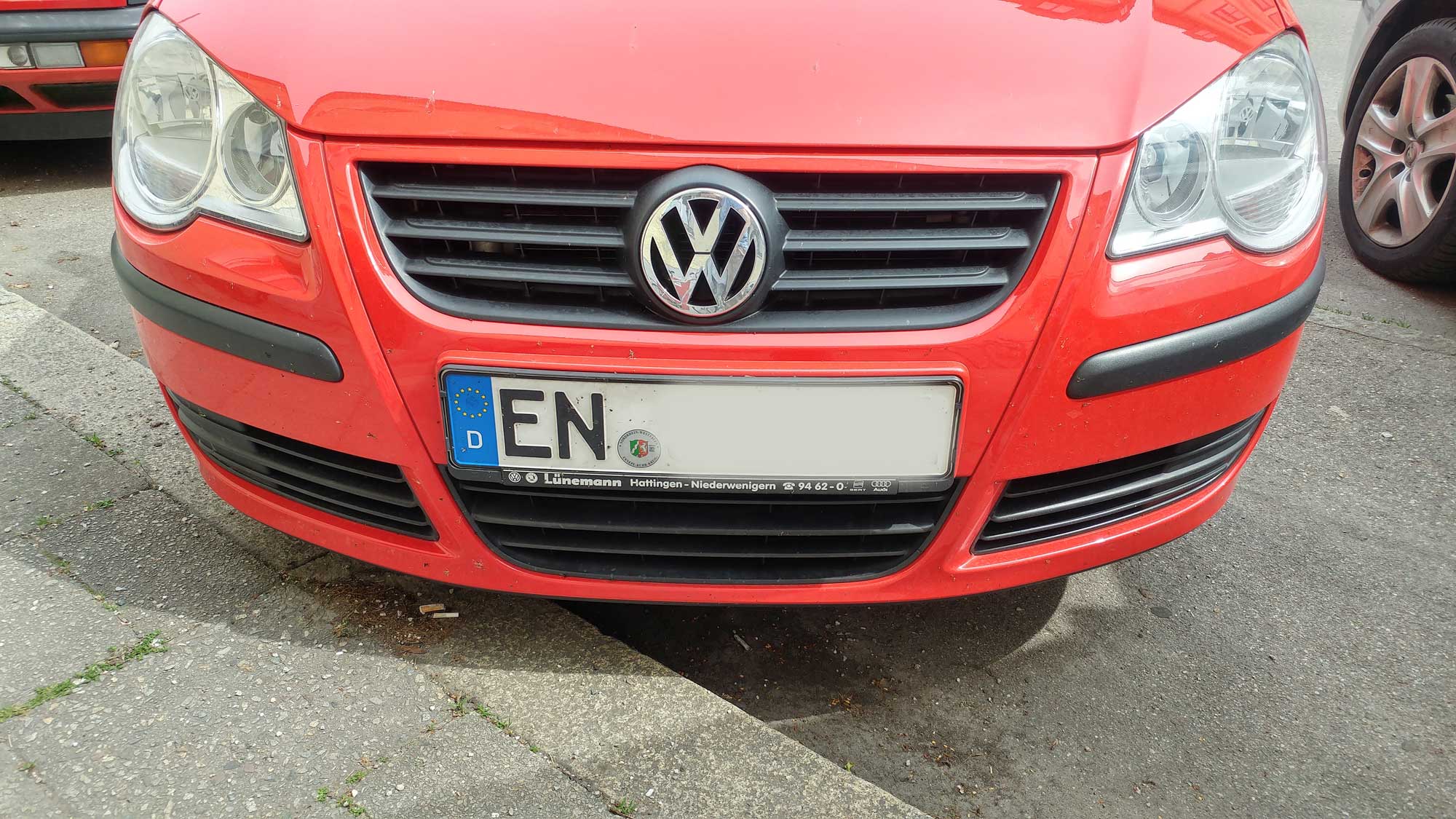 Eine Auto mit dem Kennzeichen EN