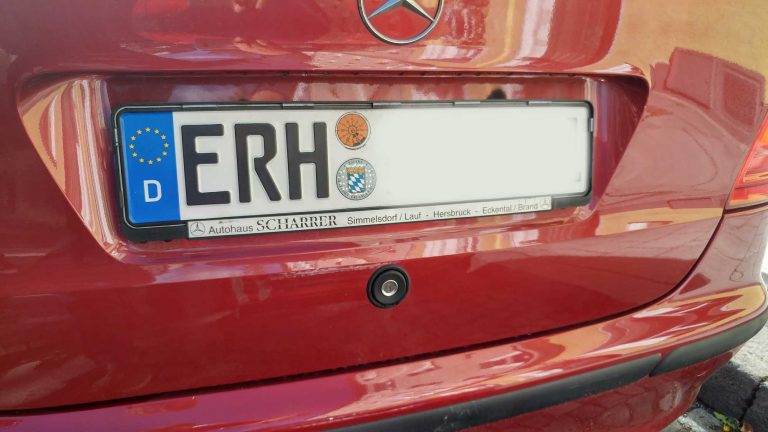 Ein Auto mit dem Kennzeichen ERH