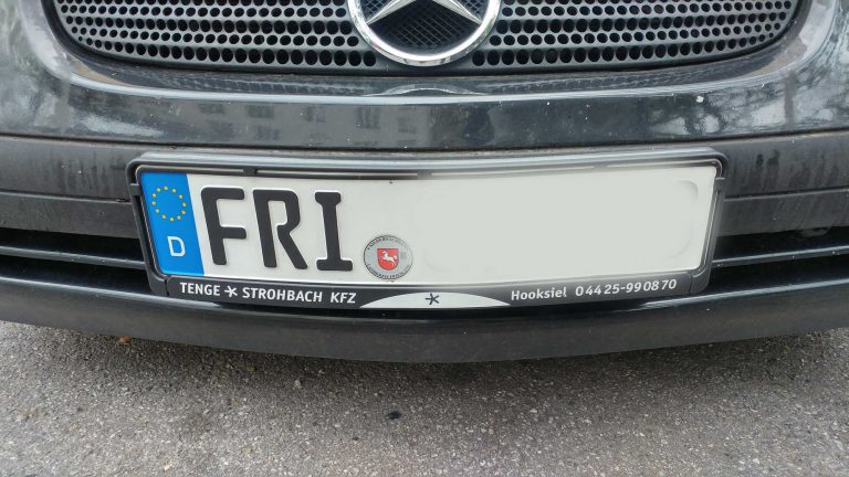 Ein Auto mit dem Kennzeichen FRI