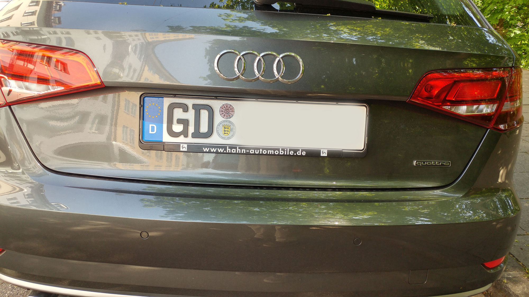 Ein Auto mit dem Kennzeichen GD