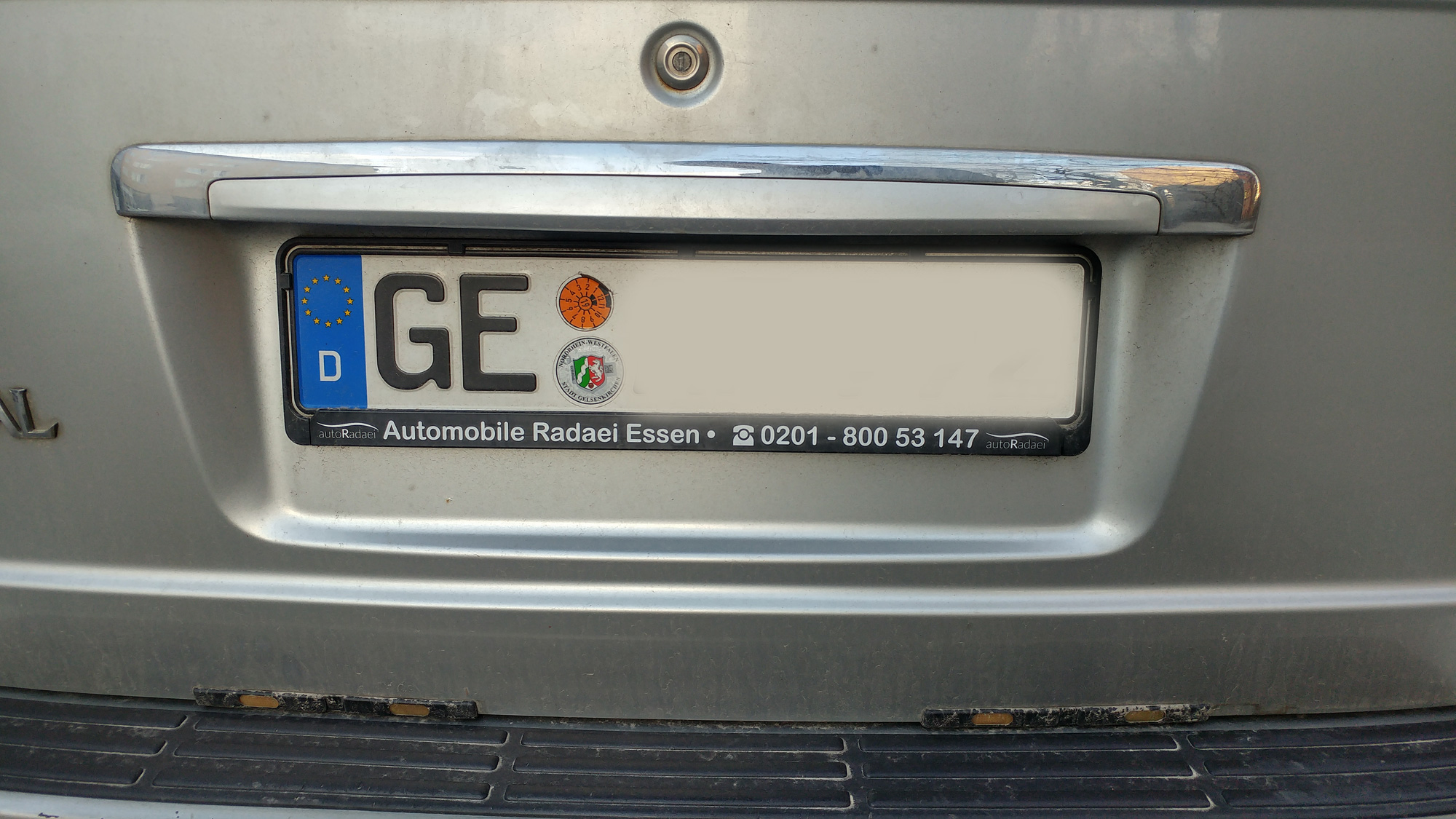 Ein Auto mit dem Kennzeichen GE