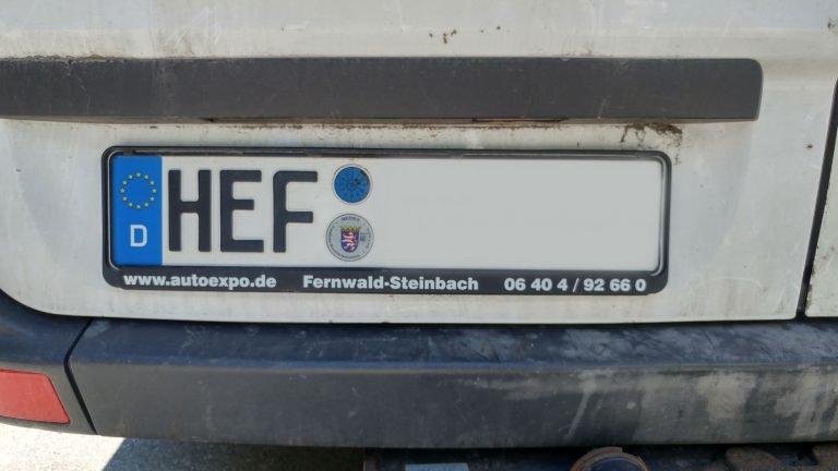 Ein Auto mit dem Kennzeichen HEF