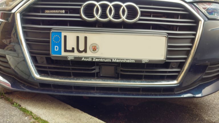 Ein Auto mit dem Kennzeichen LU