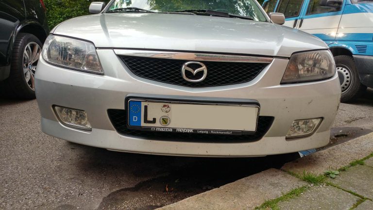 Ein Auto mit dem Kennzeichen L