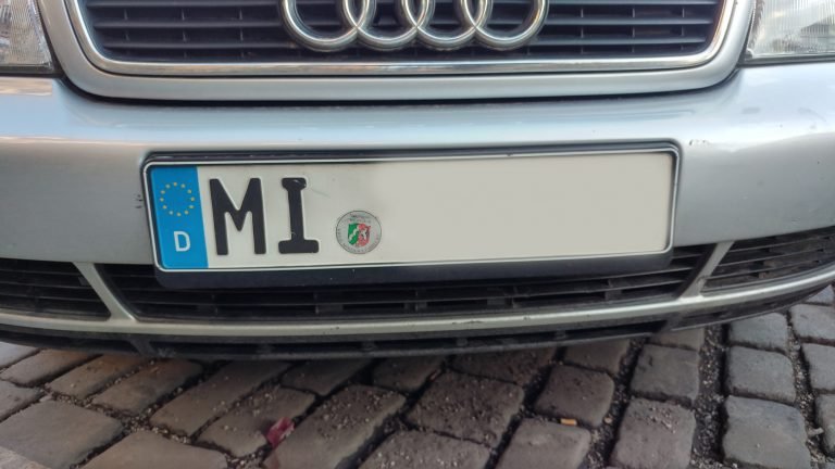 Ein Auto mit dem Kennzeichen MI