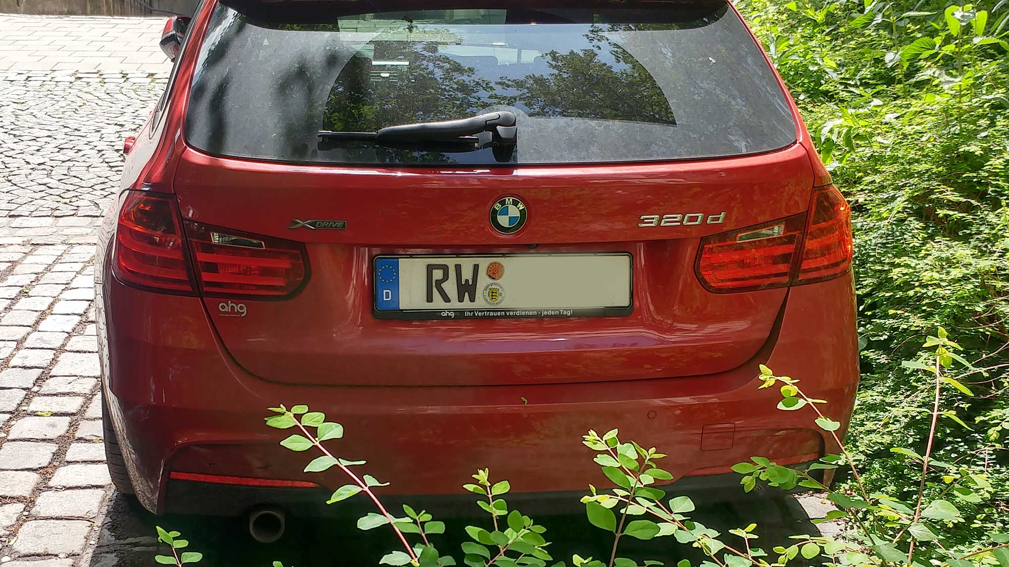 Ein Auto mit dem Kennzeichen RW