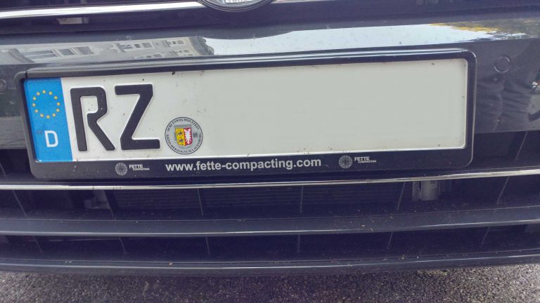 Auto mit dem Kennzeichen RZ