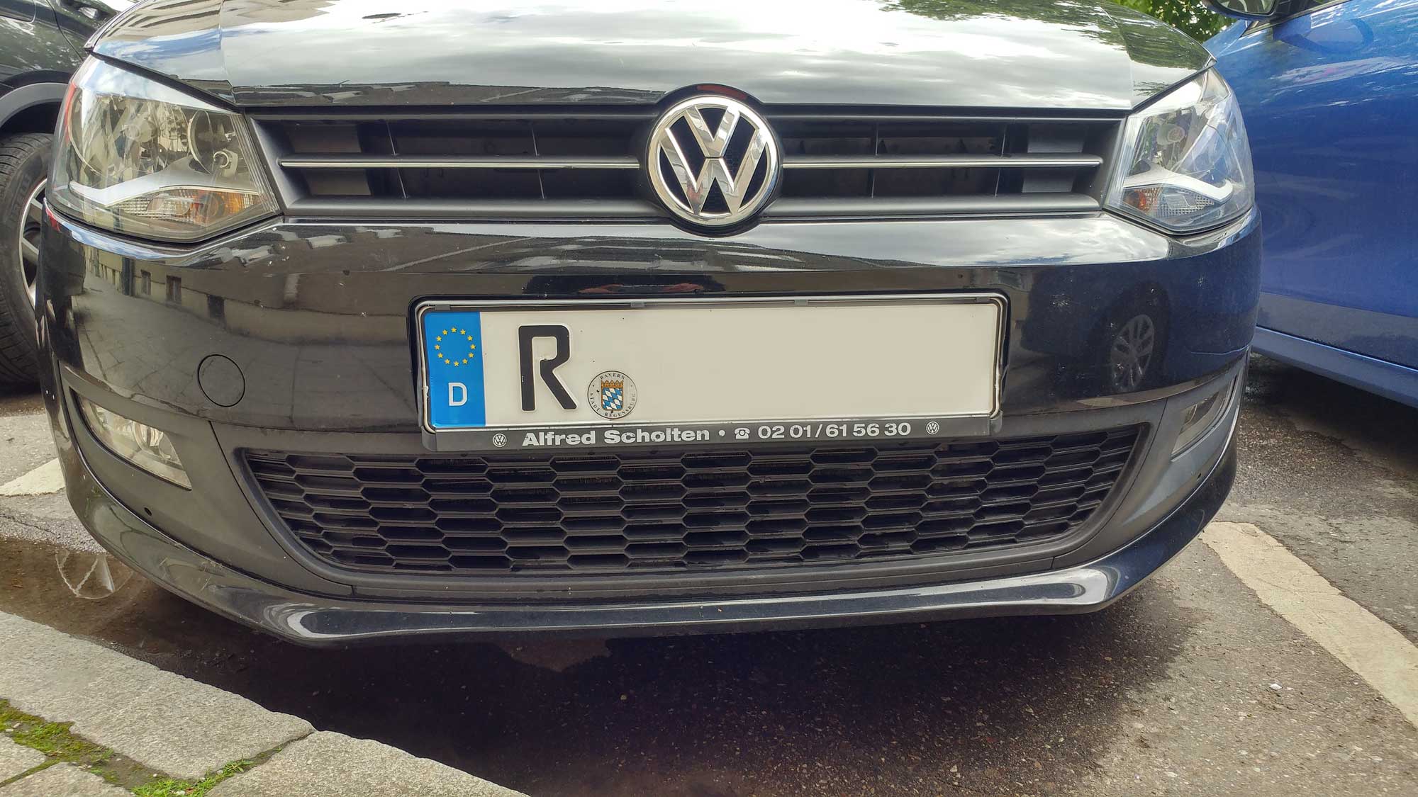 Ein Auto mit dem Kennzeichen R