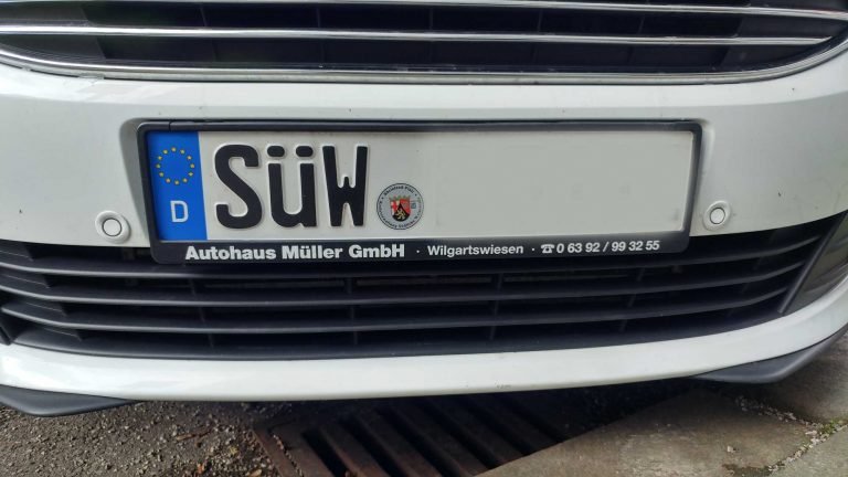 Ein Auto mit dem Kennzeichen SÜW
