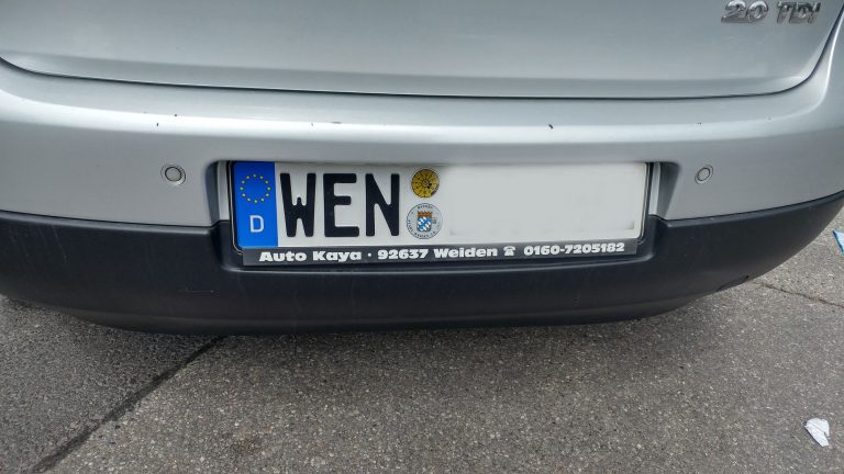Ein Auto mit dem Kennzeichen WEN