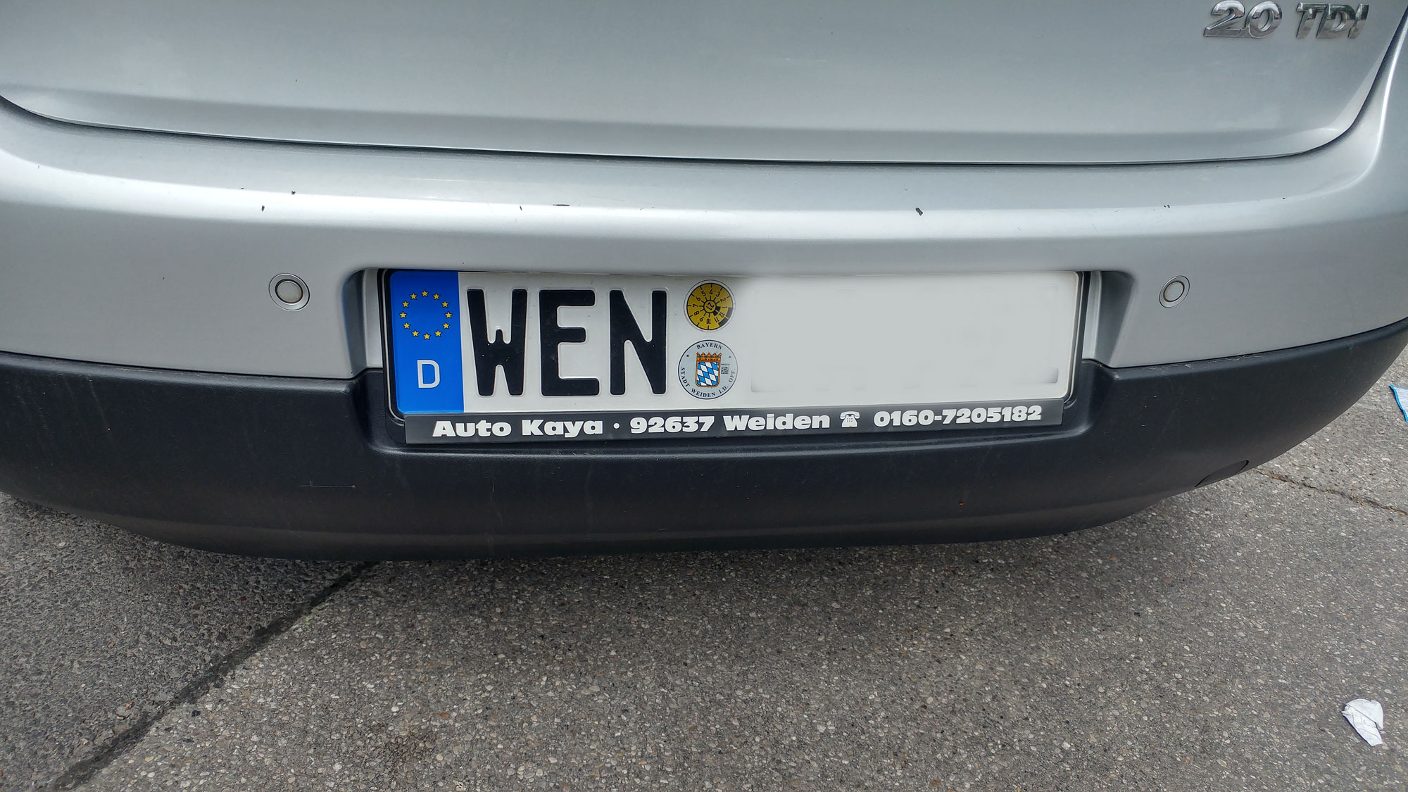 Ein Auto mit dem Kennzeichen WEN