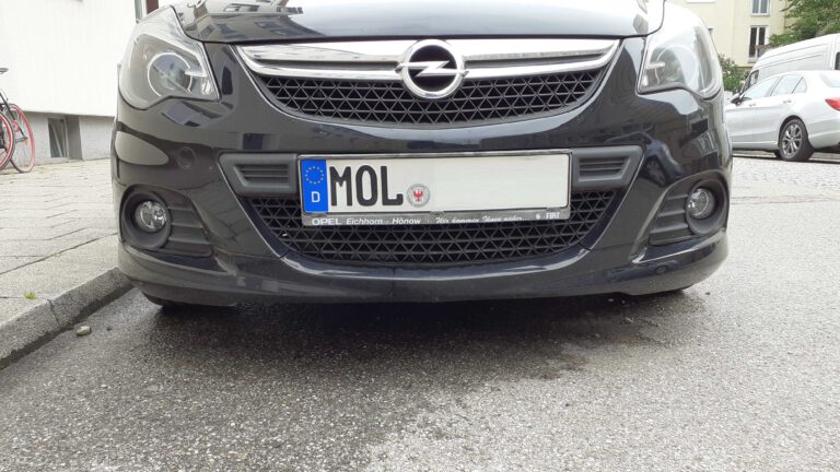 Ein Auto mit dem Kennzeichen MOL